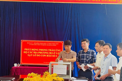 Nhân dân và Cán bộ xã Huổi Luông chung tay ủng hộ đồng bào chịu ảnh hưởng bởi cơn bão số 3 (Yagi)