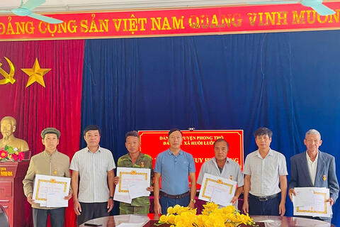 Đảng ủy xã Huổi Luông tổ chức trao tặng huy hiệu đảng cho đảng viên lão thành